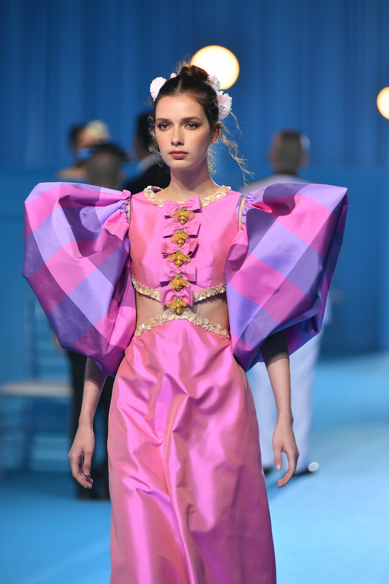 สมเด็จพระเจ้าลูกเธอ เจ้าฟ้าสิริวัณณวรี นารีรัตนราชกัญญา เสด็จพระราชทานรางวัลผู้ชนะการประกวดผ้าลายพระราชทาน ในงานเทศกาลไหมไทย 2565