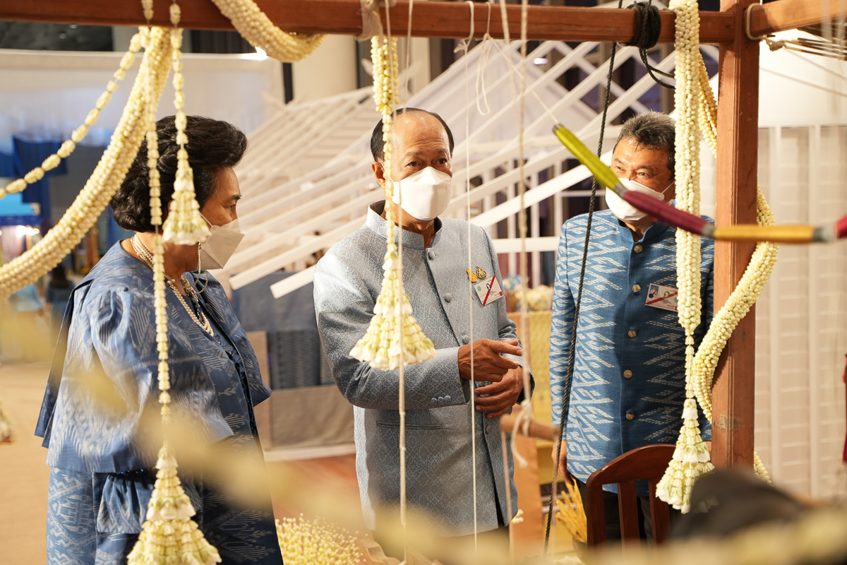 สมเด็จพระเจ้าลูกเธอ เจ้าฟ้าสิริวัณณวรี นารีรัตนราชกัญญา เสด็จพระราชทานรางวัลผู้ชนะการประกวดผ้าลายพระราชทาน ในงานเทศกาลไหมไทย 2565