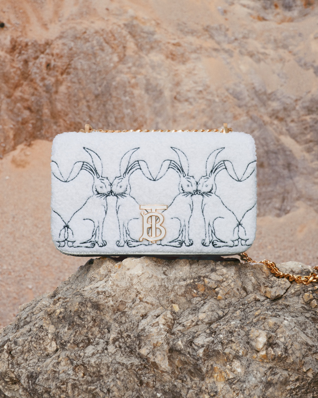 BURBERRY รังสรรค์แคมเปญพิเศษรับปีกระต่าย 2023