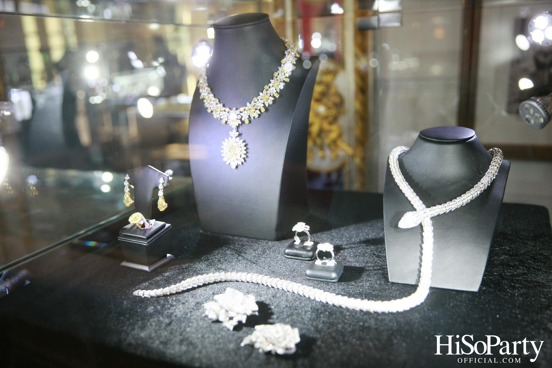 EVENING GOWN WITH DIAMOND ON THE RED CARPET