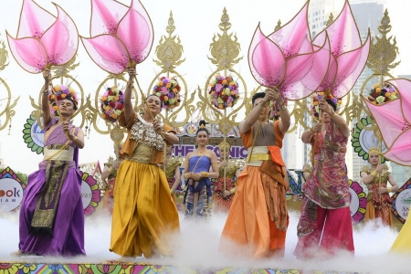 ชุ่มฉ่ำกับมหาสงกรานต์ริมเจ้าพระยาในงาน ‘THE ICONIC SONGKRAN FESTIVAL 2023 ไอคอนสยาม มหัศจรรย์เจ้าพระยามหาสงกรานต์ ๒๕๖๖’