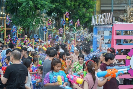 ชุ่มฉ่ำกับมหาสงกรานต์ริมเจ้าพระยาในงาน ‘THE ICONIC SONGKRAN FESTIVAL 2023 ไอคอนสยาม มหัศจรรย์เจ้าพระยามหาสงกรานต์ ๒๕๖๖’