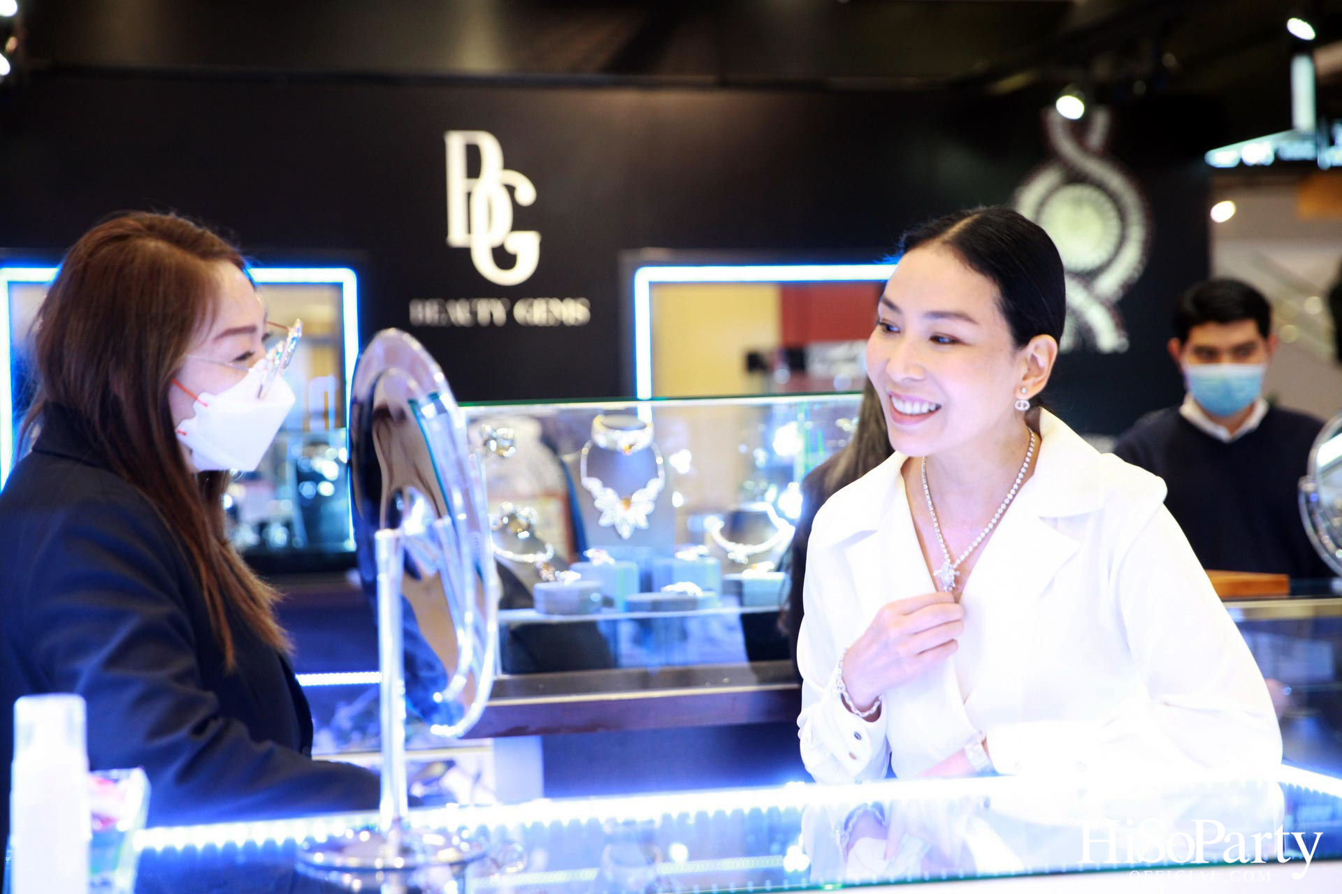 Leading Women Lunch to Help Refugees