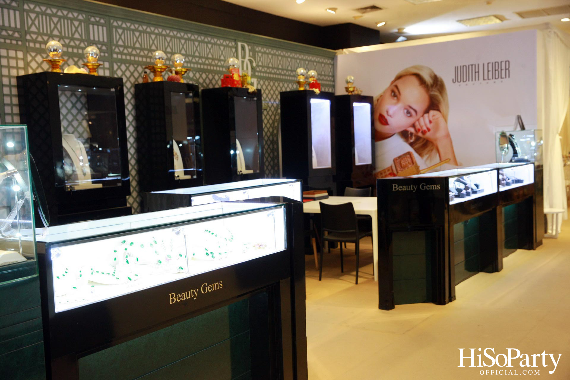 Leading Women Lunch to Help Refugees