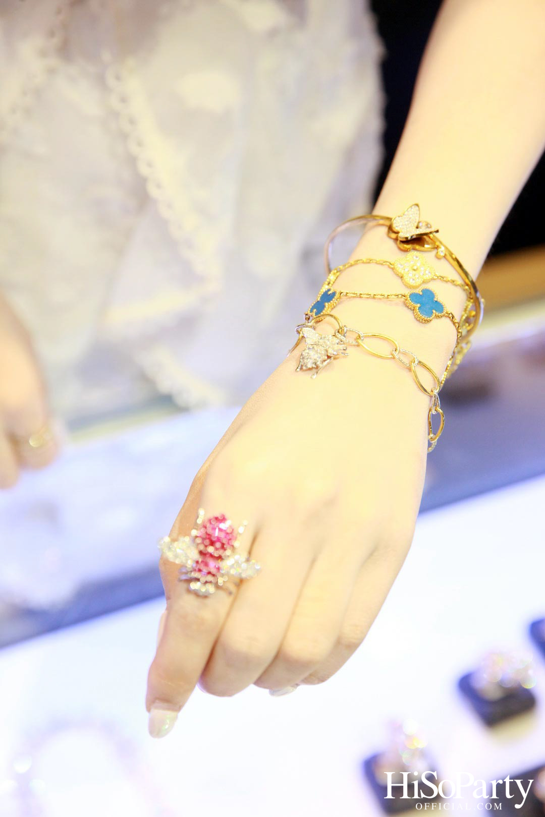 Leading Women Lunch to Help Refugees