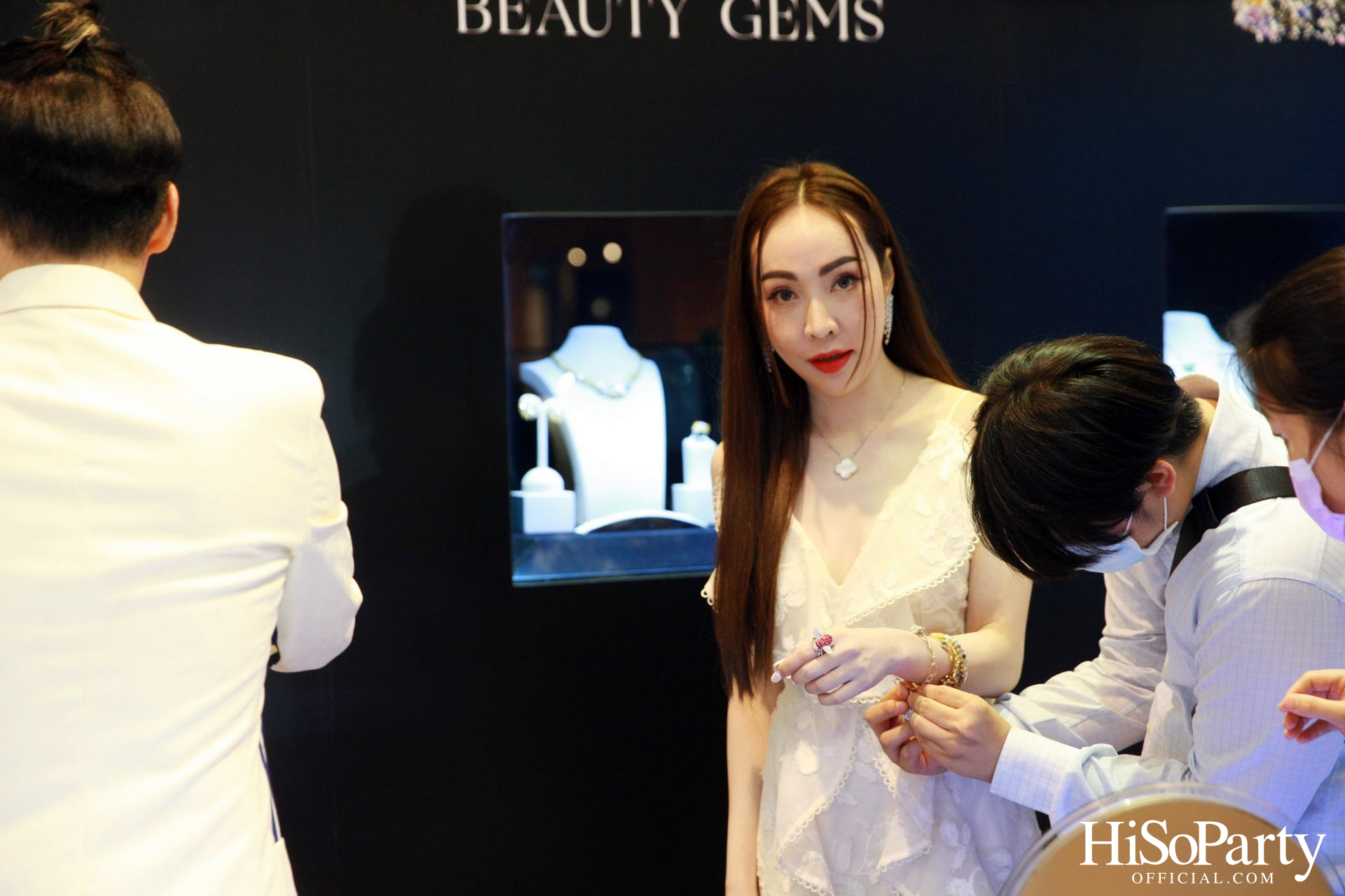 Leading Women Lunch to Help Refugees