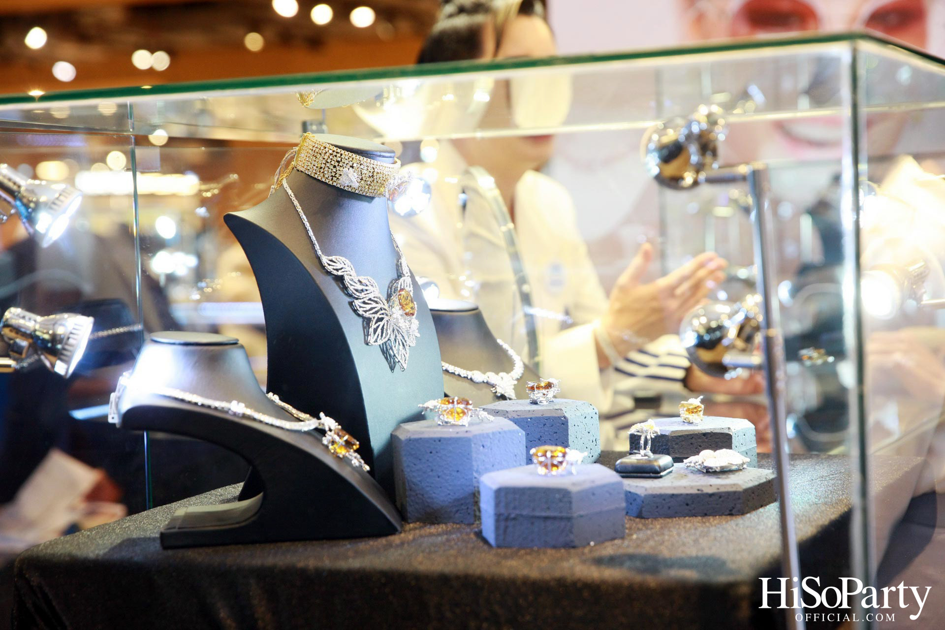 Leading Women Lunch to Help Refugees