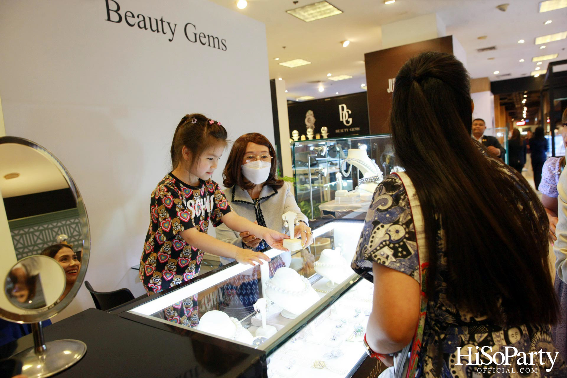 Leading Women Lunch to Help Refugees