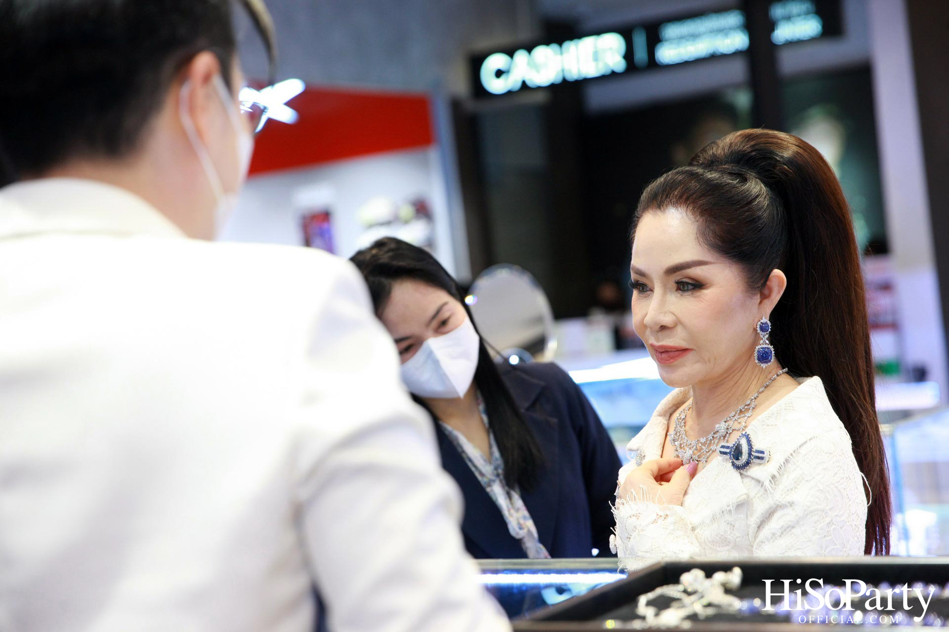 Leading Women Lunch to Help Refugees