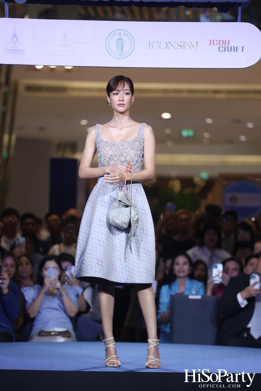 พิธีเปิดงาน ‘แสงแห่งพระบารมี สดุดีพระบรมราชชนนีศรีแผ่นดิน’ ที่จัดขึ้นระหว่างวันที่ 8-14 ส.ค. ณ ไอคอนสยาม