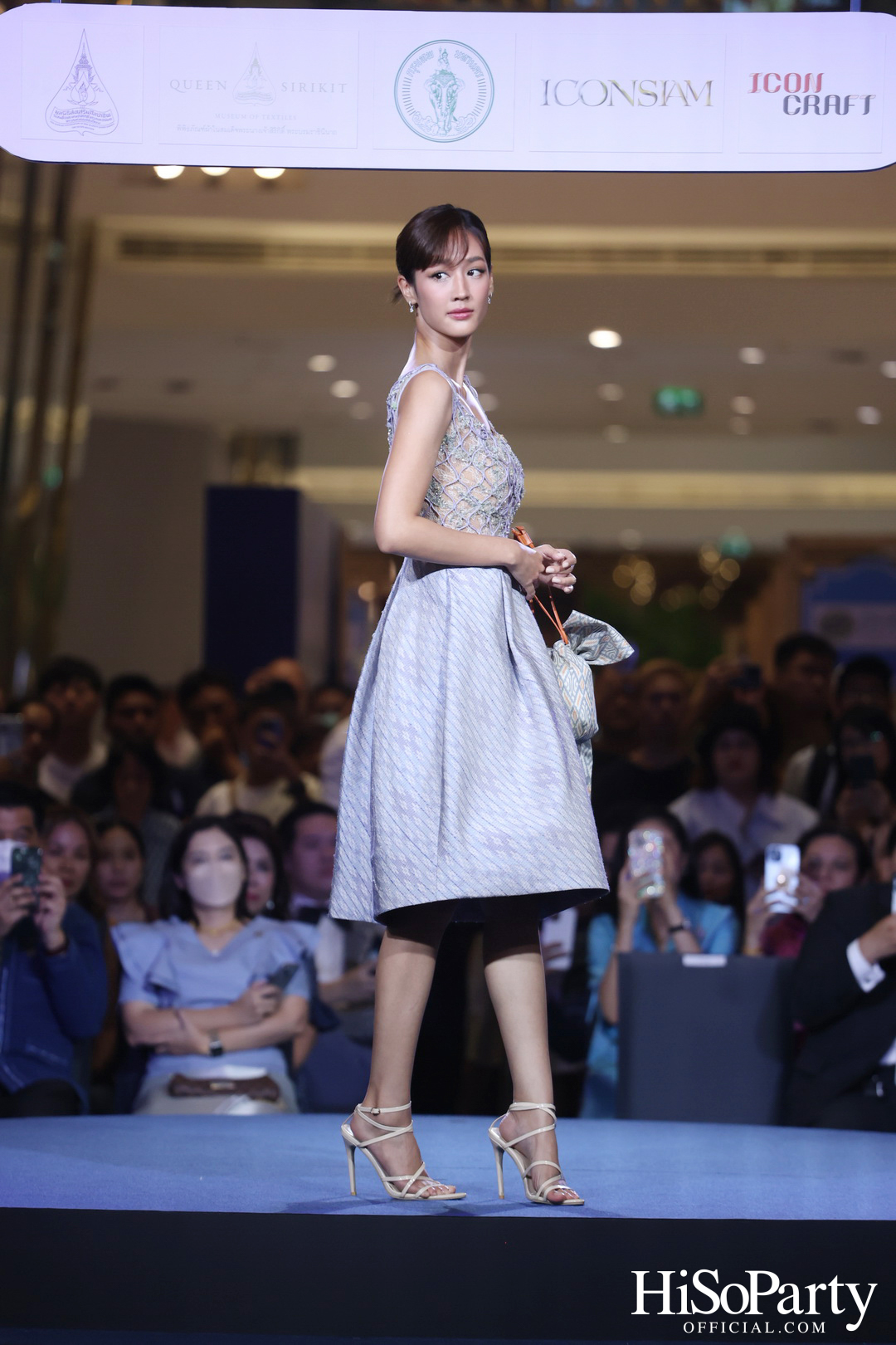 พิธีเปิดงาน ‘แสงแห่งพระบารมี สดุดีพระบรมราชชนนีศรีแผ่นดิน’ ที่จัดขึ้นระหว่างวันที่ 8-14 ส.ค. ณ ไอคอนสยาม