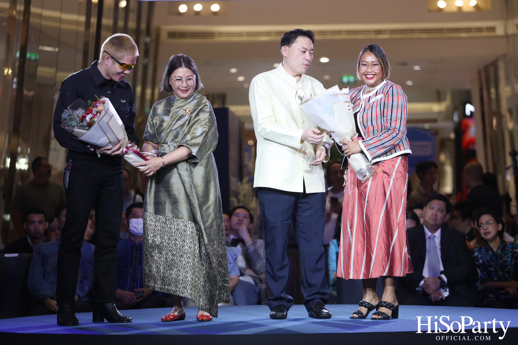 พิธีเปิดงาน ‘แสงแห่งพระบารมี สดุดีพระบรมราชชนนีศรีแผ่นดิน’ ที่จัดขึ้นระหว่างวันที่ 8-14 ส.ค. ณ ไอคอนสยาม