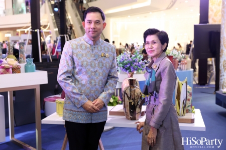 พิธีเปิดงาน ‘แสงแห่งพระบารมี สดุดีพระบรมราชชนนีศรีแผ่นดิน’ ที่จัดขึ้นระหว่างวันที่ 8-14 ส.ค. ณ ไอคอนสยาม