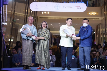 พิธีเปิดงาน ‘แสงแห่งพระบารมี สดุดีพระบรมราชชนนีศรีแผ่นดิน’ ที่จัดขึ้นระหว่างวันที่ 8-14 ส.ค. ณ ไอคอนสยาม