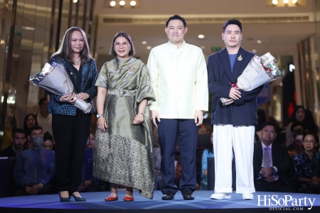 พิธีเปิดงาน ‘แสงแห่งพระบารมี สดุดีพระบรมราชชนนีศรีแผ่นดิน’ ที่จัดขึ้นระหว่างวันที่ 8-14 ส.ค. ณ ไอคอนสยาม