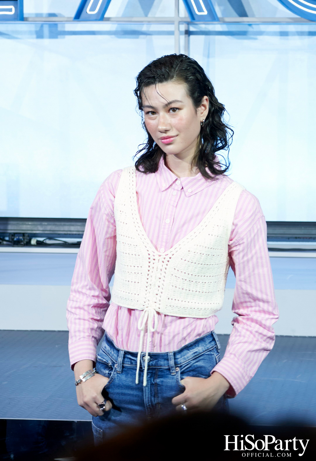 AMERICAN EAGLE FIT IN STAND OUT