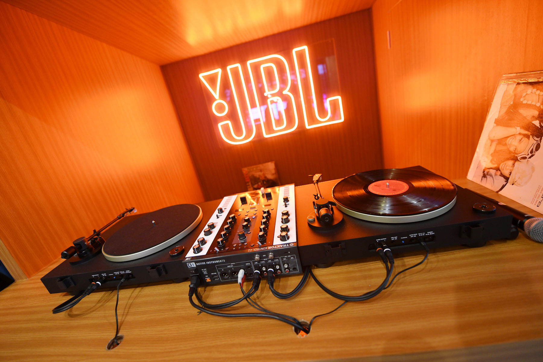 งานเปิดตัวลำโพงและเครื่องเล่นแผ่นเสียงรุ่นใหม่ล่าสุดจาก ‘JBL’