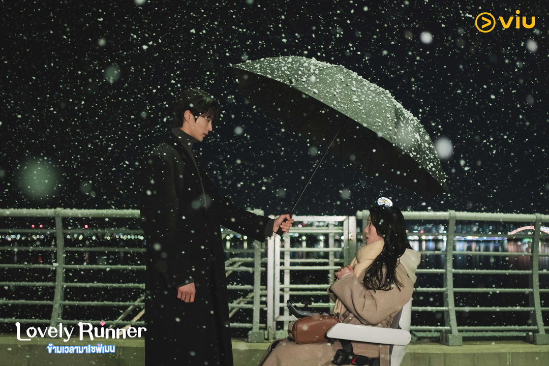 ‘Lovely Runner ข้ามเวลามาเซฟเมน’ ซีรีส์โรแมนติก คอมเมดี้ แฟนตาซี จาก Viu (วิว) นำแสดงโดย ‘บยอนอูซอก’ และ ‘คิมฮเยยุน’