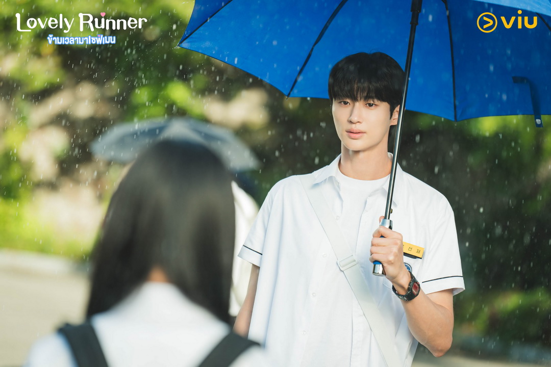 ‘Lovely Runner ข้ามเวลามาเซฟเมน’ ซีรีส์โรแมนติก คอมเมดี้ แฟนตาซี จาก Viu (วิว) นำแสดงโดย ‘บยอนอูซอก’ และ ‘คิมฮเยยุน’