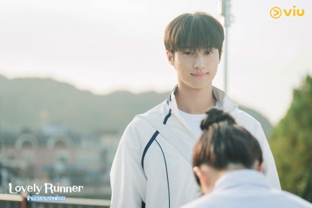 ‘Lovely Runner ข้ามเวลามาเซฟเมน’ ซีรีส์โรแมนติก คอมเมดี้ แฟนตาซี จาก Viu (วิว) นำแสดงโดย ‘บยอนอูซอก’ และ ‘คิมฮเยยุน’