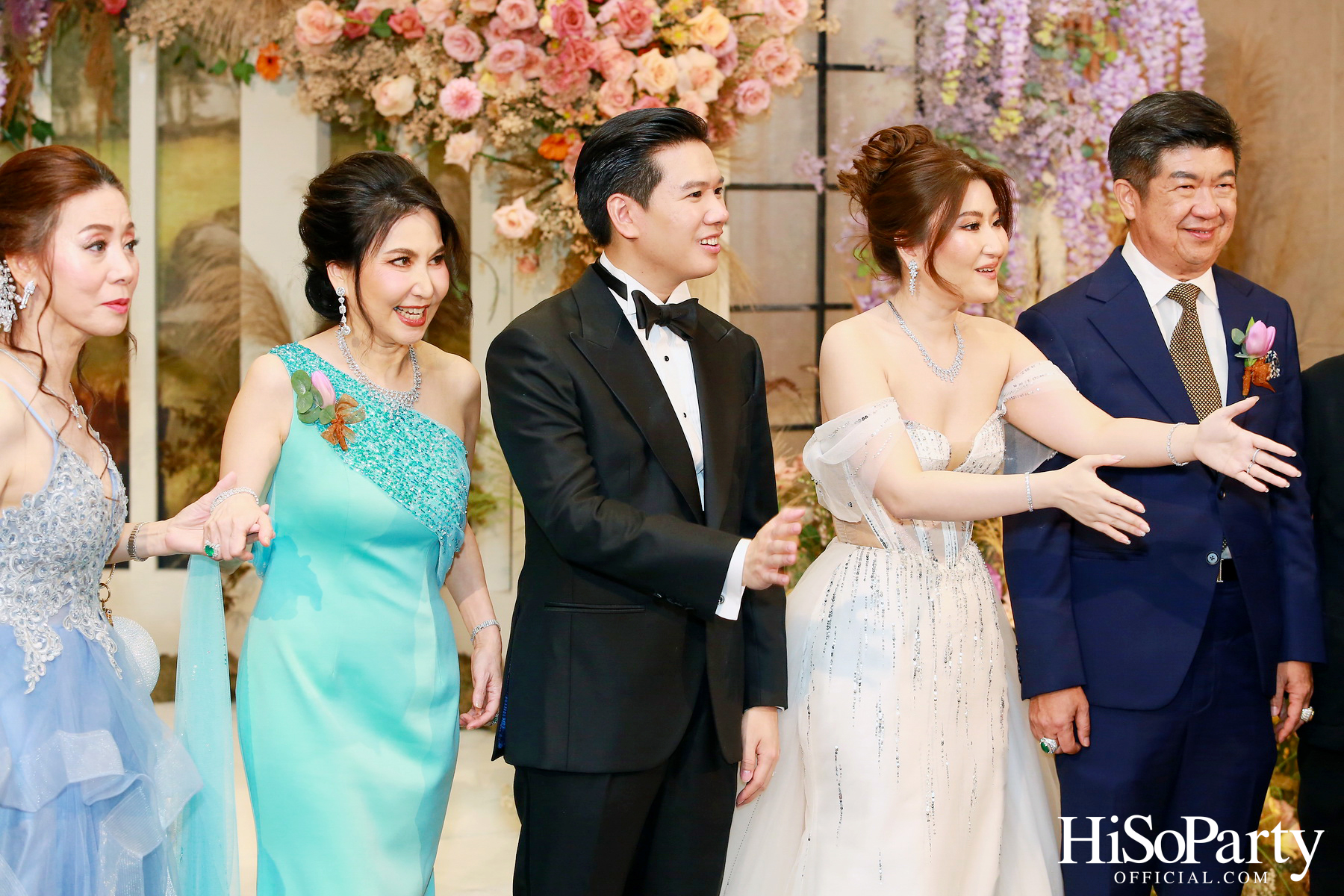 งานฉลองมงคลสมรสระหว่าง ธนพร เตชะวรบท และ วีรเดช ส่งทวีผล