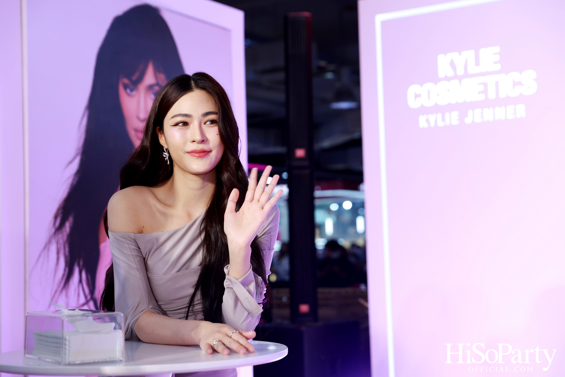 Kylie Cosmetics แลนด์ดิ้งประเทศไทยแล้วอย่างเป็นทางการ โดยวางจำหน่ายเอ็กซ์คลูซีฟที่ EVEANDBOY