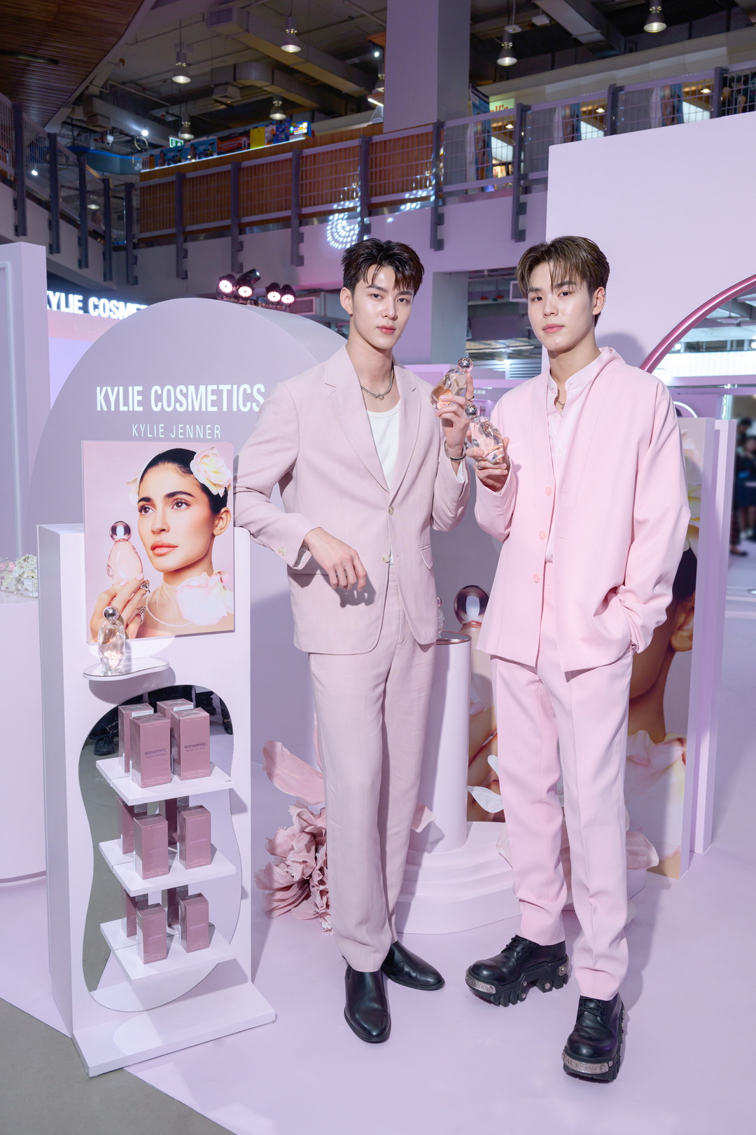 Kylie Cosmetics แลนด์ดิ้งประเทศไทยแล้วอย่างเป็นทางการ โดยวางจำหน่ายเอ็กซ์คลูซีฟที่ EVEANDBOY