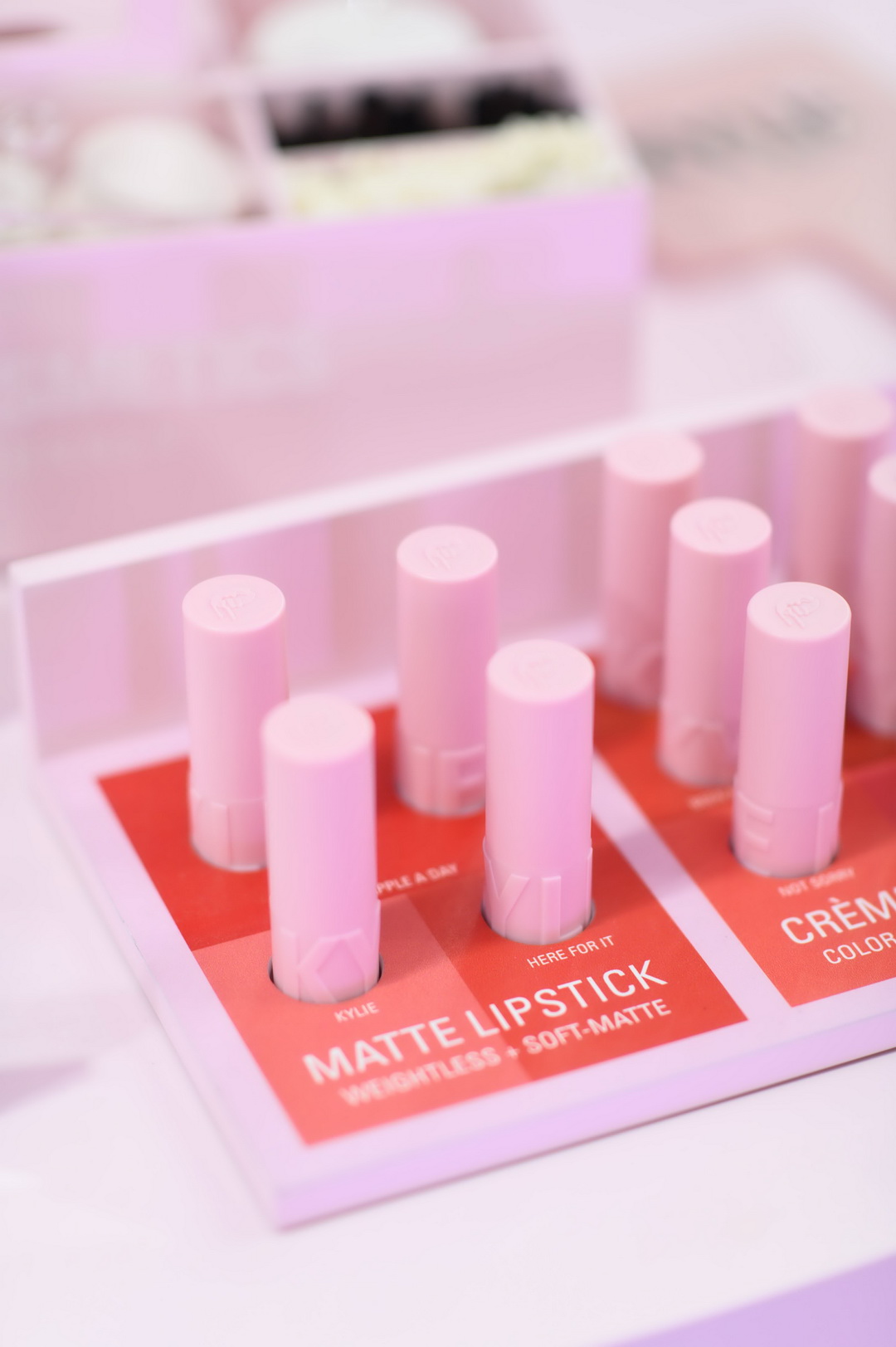 Kylie Cosmetics แลนด์ดิ้งประเทศไทยแล้วอย่างเป็นทางการ โดยวางจำหน่ายเอ็กซ์คลูซีฟที่ EVEANDBOY