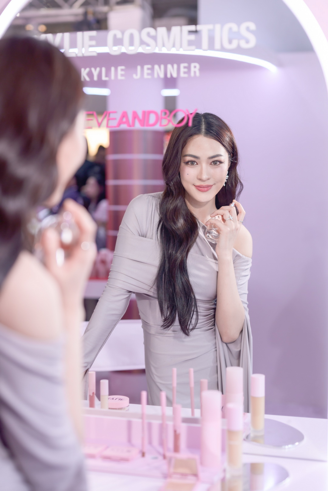 Kylie Cosmetics แลนด์ดิ้งประเทศไทยแล้วอย่างเป็นทางการ โดยวางจำหน่ายเอ็กซ์คลูซีฟที่ EVEANDBOY