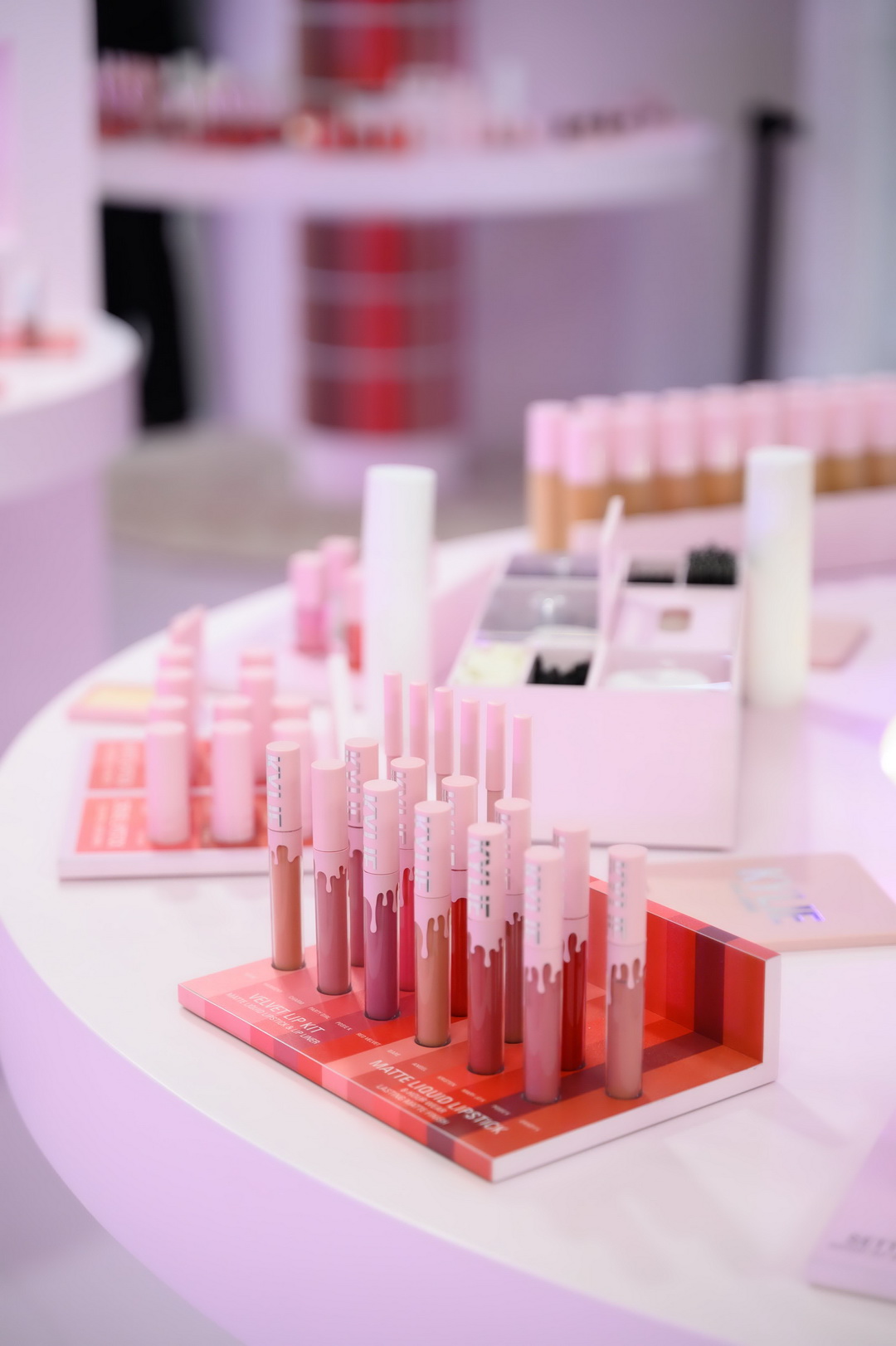 Kylie Cosmetics แลนด์ดิ้งประเทศไทยแล้วอย่างเป็นทางการ โดยวางจำหน่ายเอ็กซ์คลูซีฟที่ EVEANDBOY