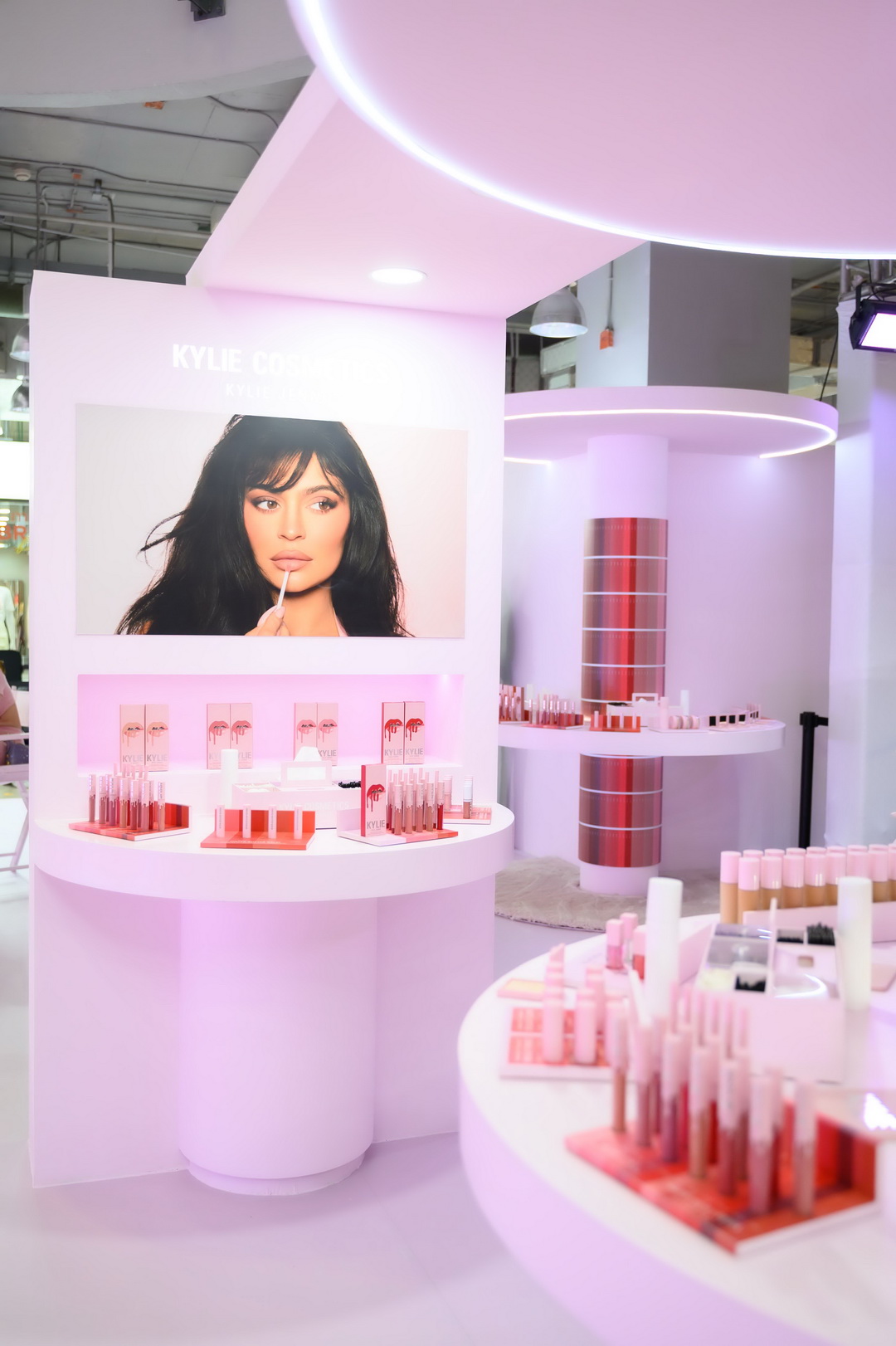 Kylie Cosmetics แลนด์ดิ้งประเทศไทยแล้วอย่างเป็นทางการ โดยวางจำหน่ายเอ็กซ์คลูซีฟที่ EVEANDBOY