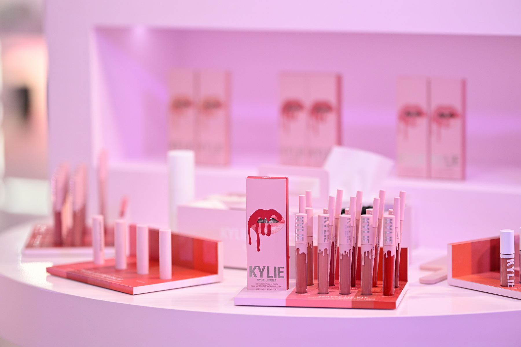 Kylie Cosmetics แลนด์ดิ้งประเทศไทยแล้วอย่างเป็นทางการ โดยวางจำหน่ายเอ็กซ์คลูซีฟที่ EVEANDBOY