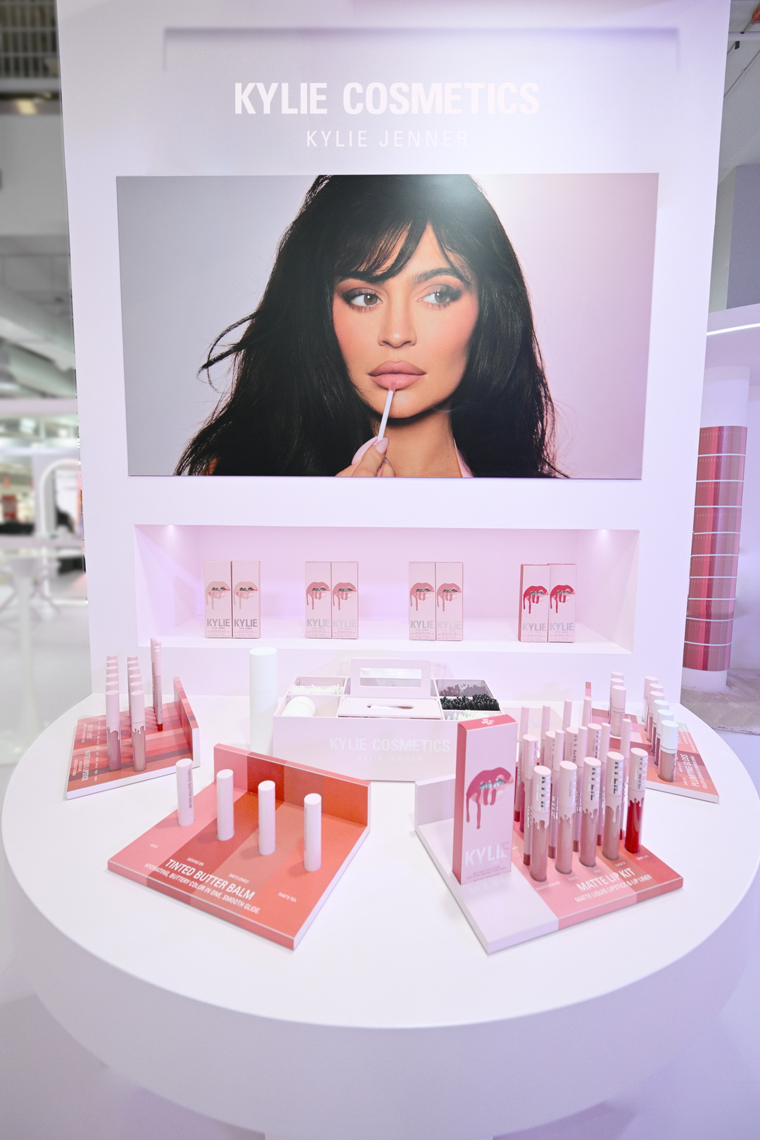 Kylie Cosmetics แลนด์ดิ้งประเทศไทยแล้วอย่างเป็นทางการ โดยวางจำหน่ายเอ็กซ์คลูซีฟที่ EVEANDBOY