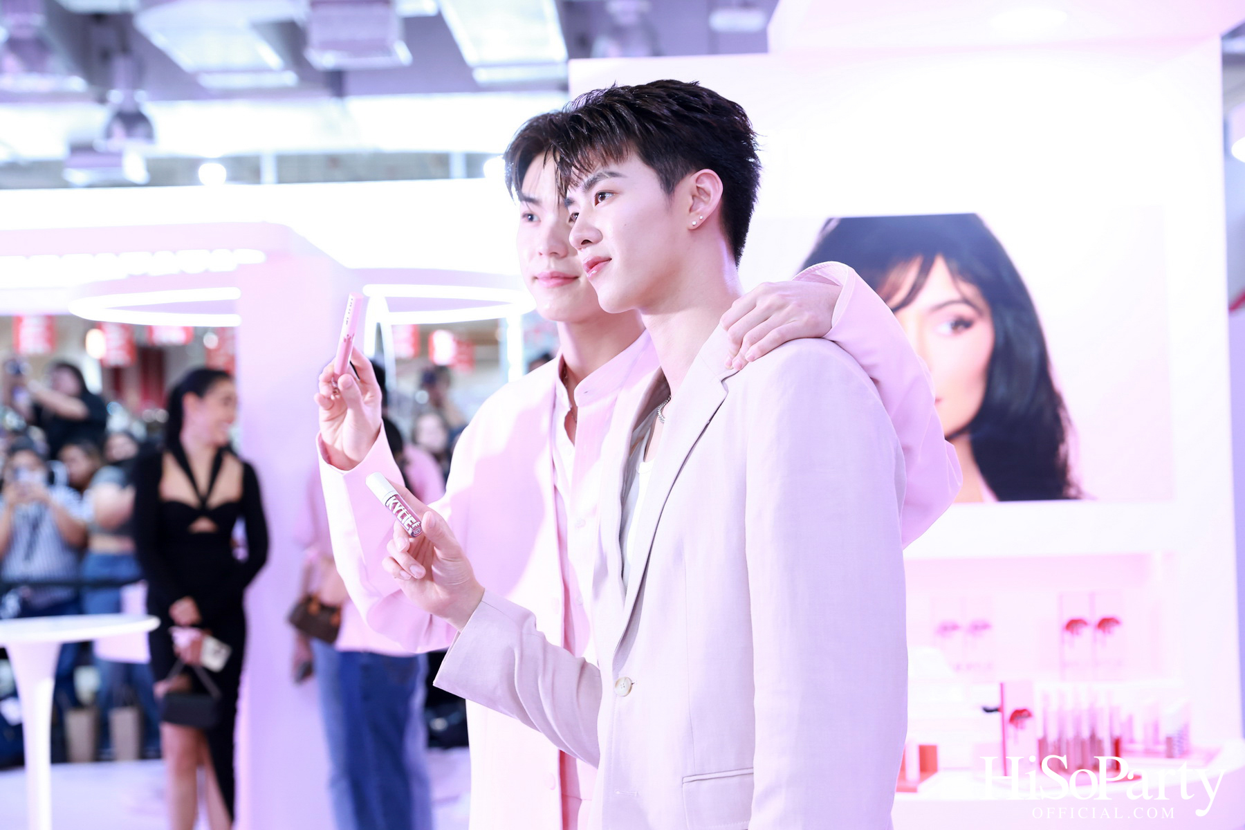 Kylie Cosmetics แลนด์ดิ้งประเทศไทยแล้วอย่างเป็นทางการ โดยวางจำหน่ายเอ็กซ์คลูซีฟที่ EVEANDBOY