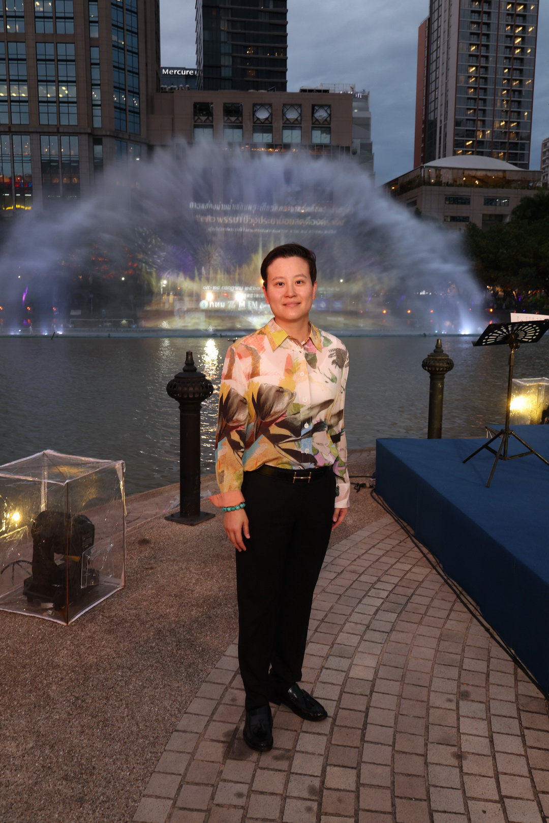 การแสดงม่านน้ำเฉลิมพระเกียรติพระบาท สมเด็จพระเจ้าอยู่หัว ๗๒ พรรษาปวงประชาน้อมสดุดีองค์ราชัน ณ อุทยานเบญจสิริ 