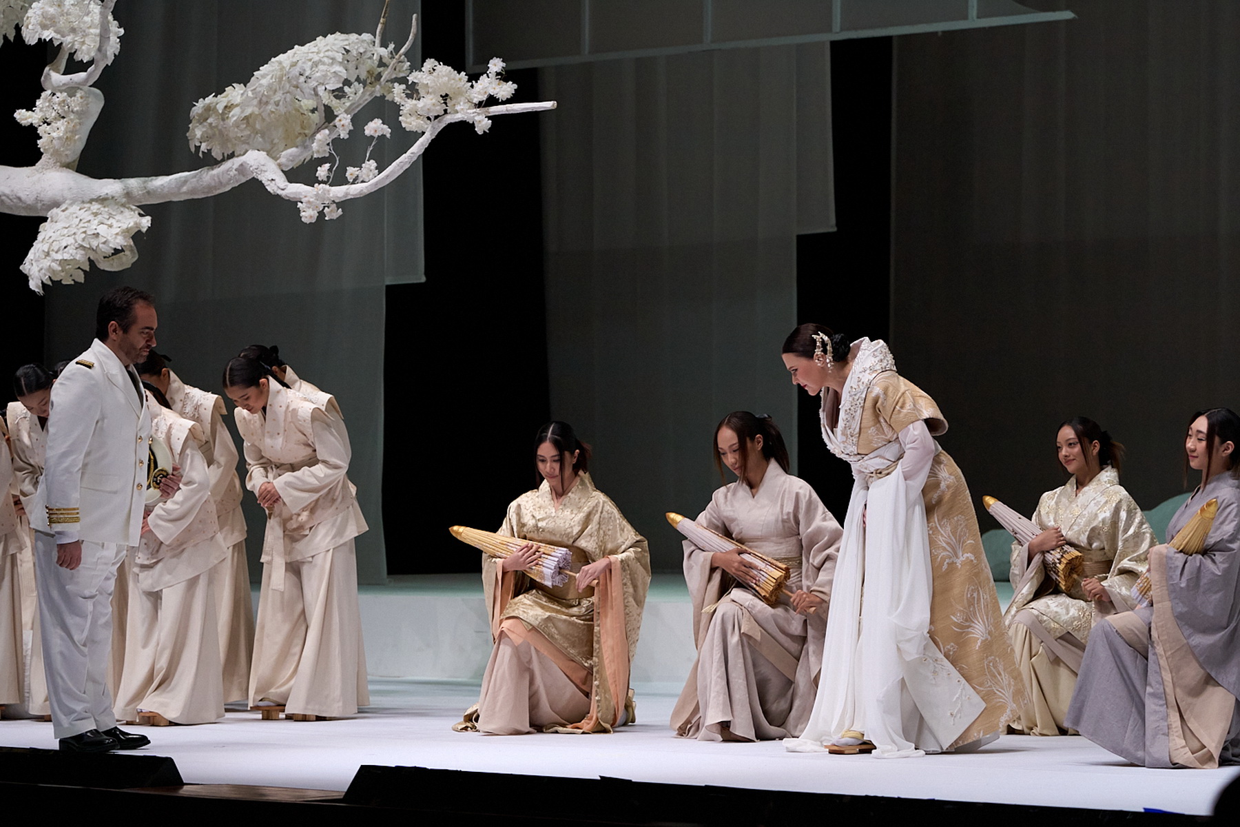 พระบาทสมเด็จพระเจ้าอยู่หัว และสมเด็จพระนางเจ้าฯ พระบรมราชินี เสด็จพระราชดำเนินไปทอดพระเนตรการแสดงอุปรากร Madama Butterfly