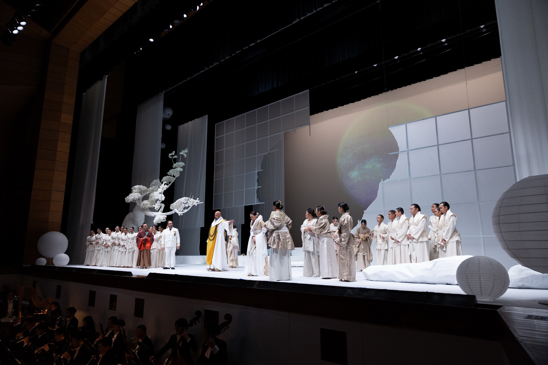 พระบาทสมเด็จพระเจ้าอยู่หัว และสมเด็จพระนางเจ้าฯ พระบรมราชินี เสด็จพระราชดำเนินไปทอดพระเนตรการแสดงอุปรากร Madama Butterfly