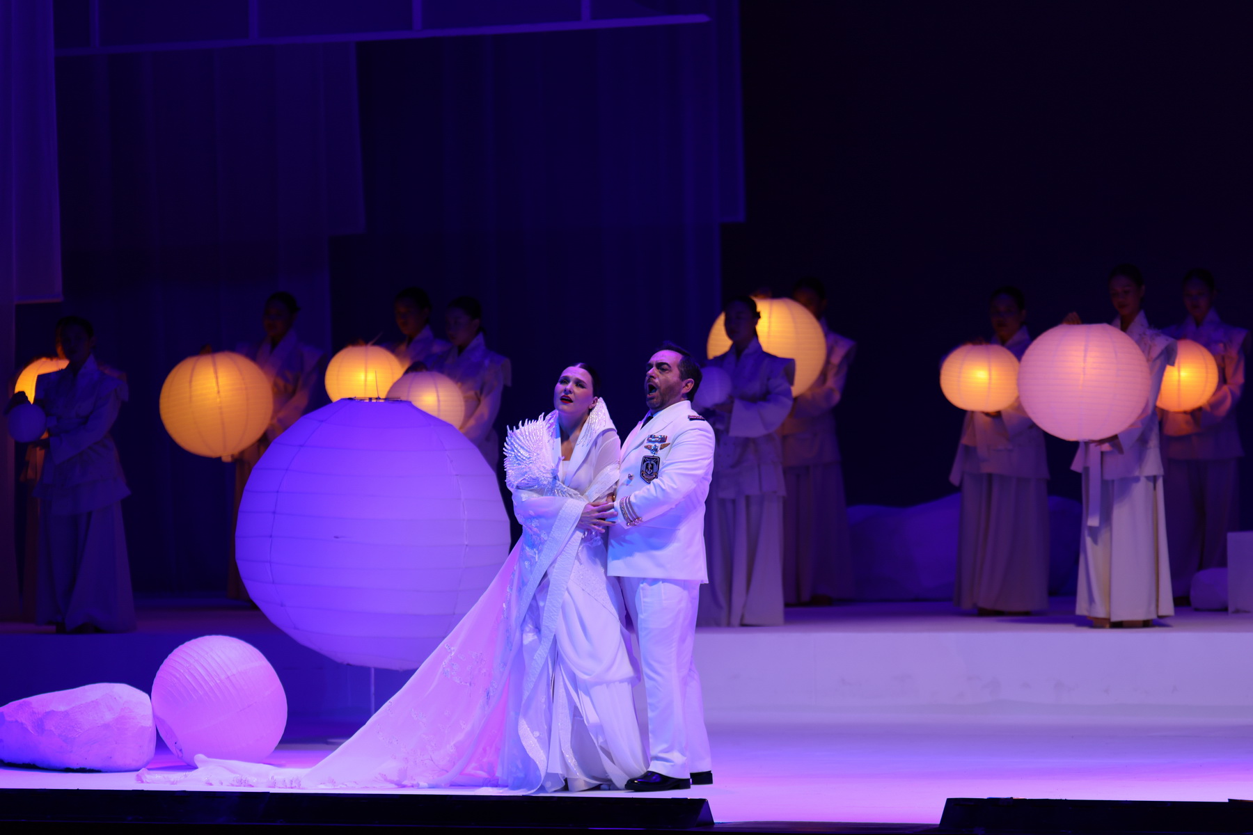 พระบาทสมเด็จพระเจ้าอยู่หัว และสมเด็จพระนางเจ้าฯ พระบรมราชินี เสด็จพระราชดำเนินไปทอดพระเนตรการแสดงอุปรากร Madama Butterfly