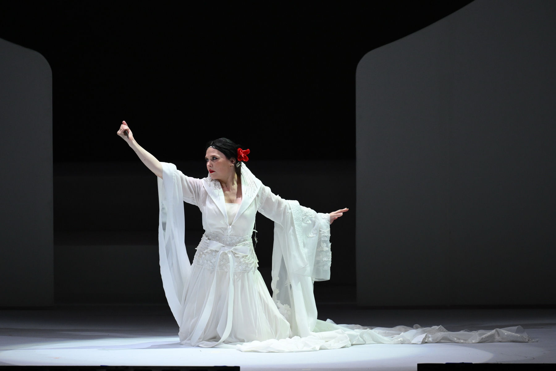 พระบาทสมเด็จพระเจ้าอยู่หัว และสมเด็จพระนางเจ้าฯ พระบรมราชินี เสด็จพระราชดำเนินไปทอดพระเนตรการแสดงอุปรากร Madama Butterfly