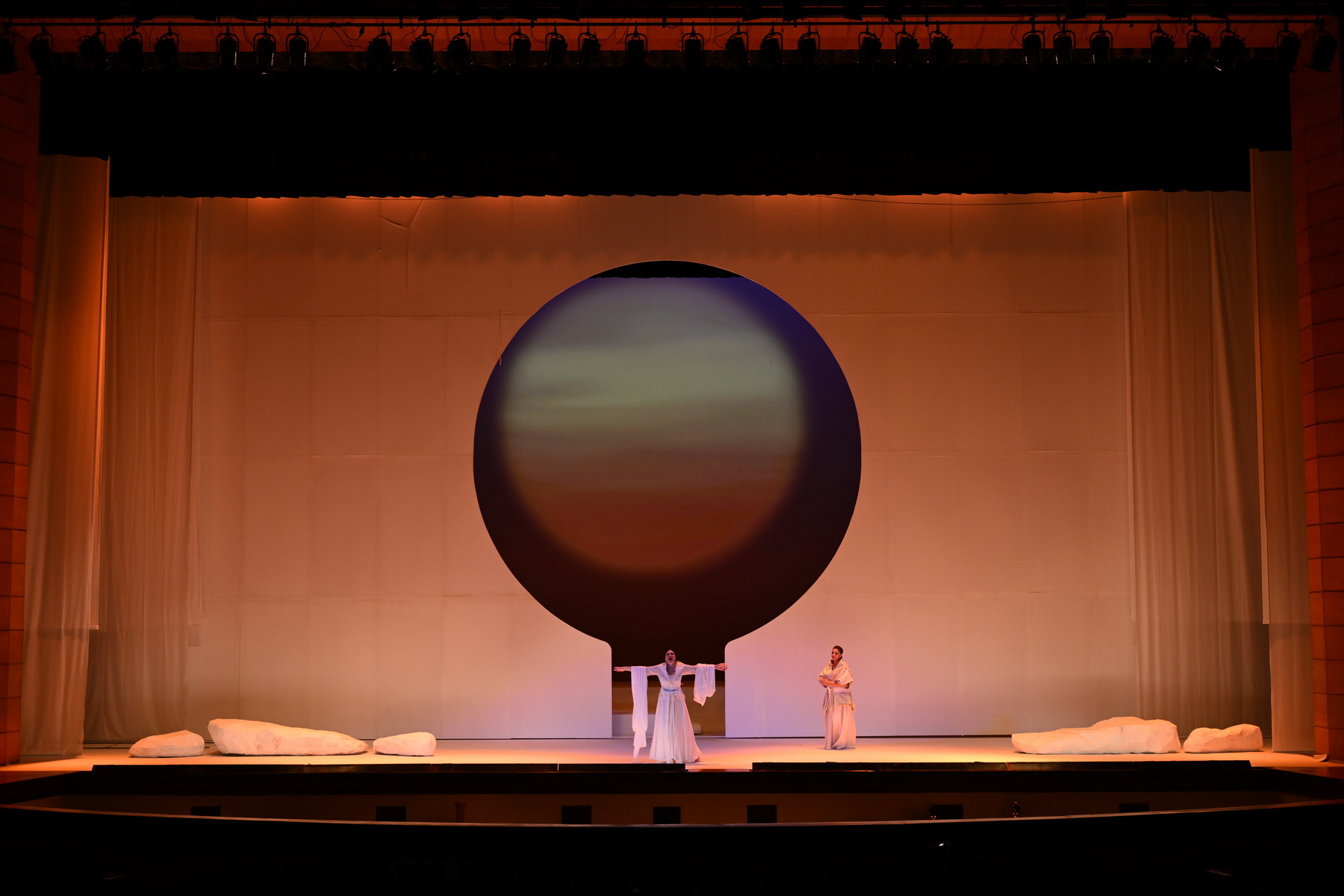 พระบาทสมเด็จพระเจ้าอยู่หัว และสมเด็จพระนางเจ้าฯ พระบรมราชินี เสด็จพระราชดำเนินไปทอดพระเนตรการแสดงอุปรากร Madama Butterfly