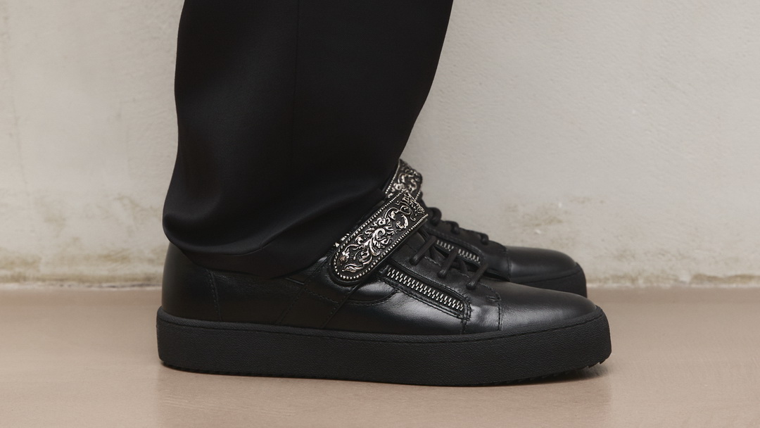 Giuseppe Zanotti Fall-Winter 2024: การกลับมาของสไตล์มินิมอลในยุค 90s