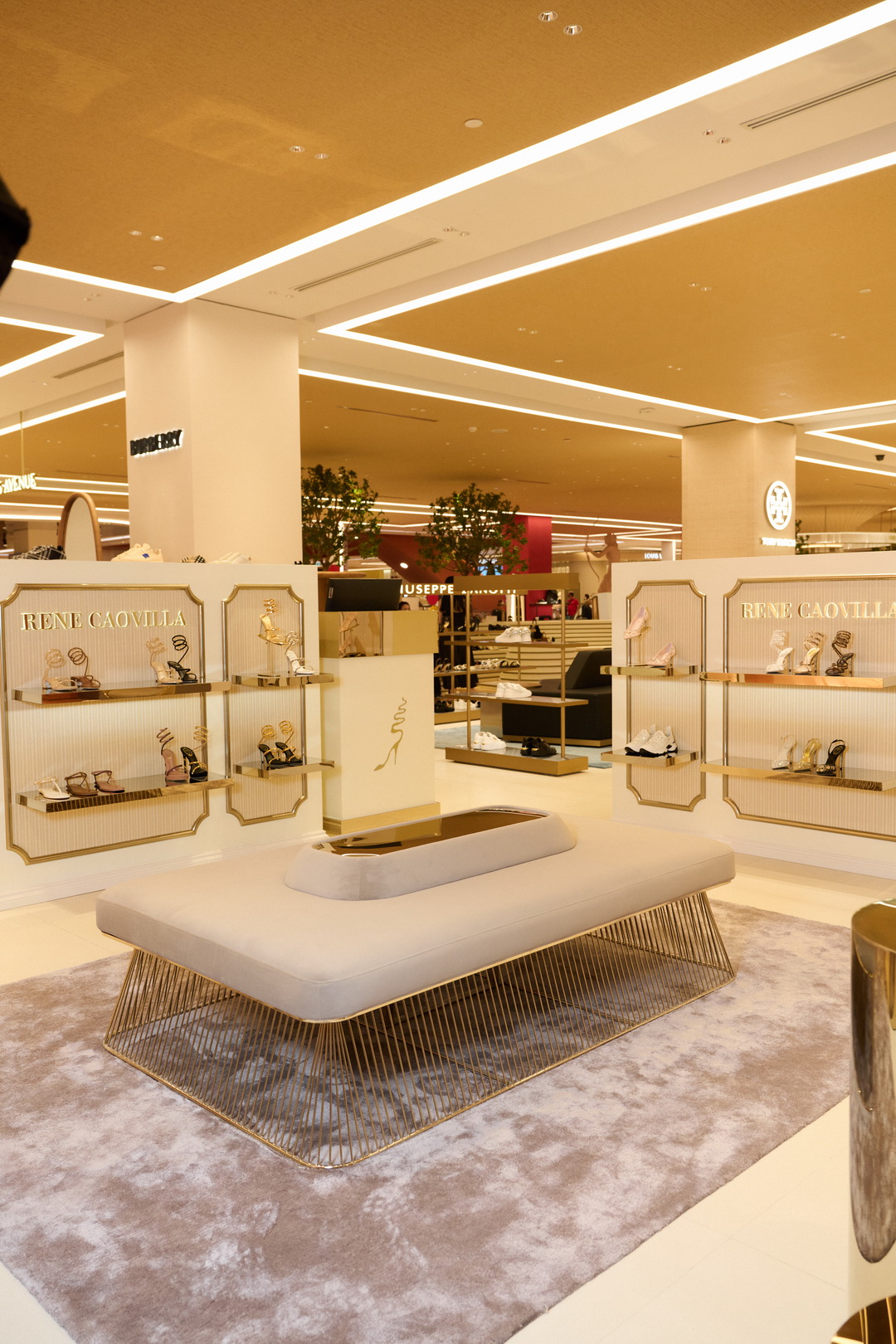 RENÉ CAOVILLA แบรนด์รองเท้าที่เปรียบเสมือนงานศิลปะ นำเสนอความประณีตและงานฝีมือระดับสูงจากอิตาลี มาสู่สโตร์แรกในประเทศไทย
