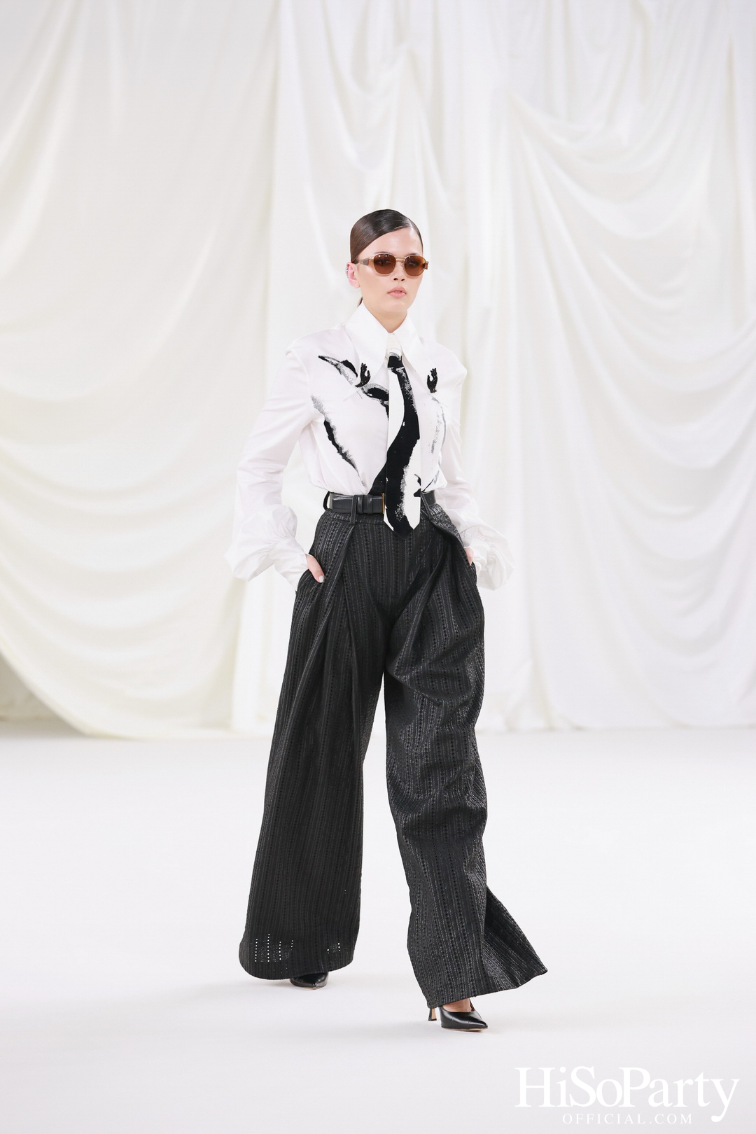 SIRIVANNAVARI นำเสนอแฟชั่นโชว์ Autumn/Winter 2024-2025 ในธีม ‘Women in Art’ ณ หอศิลป์แห่งชาติ กระทรวงวัฒนธรรม