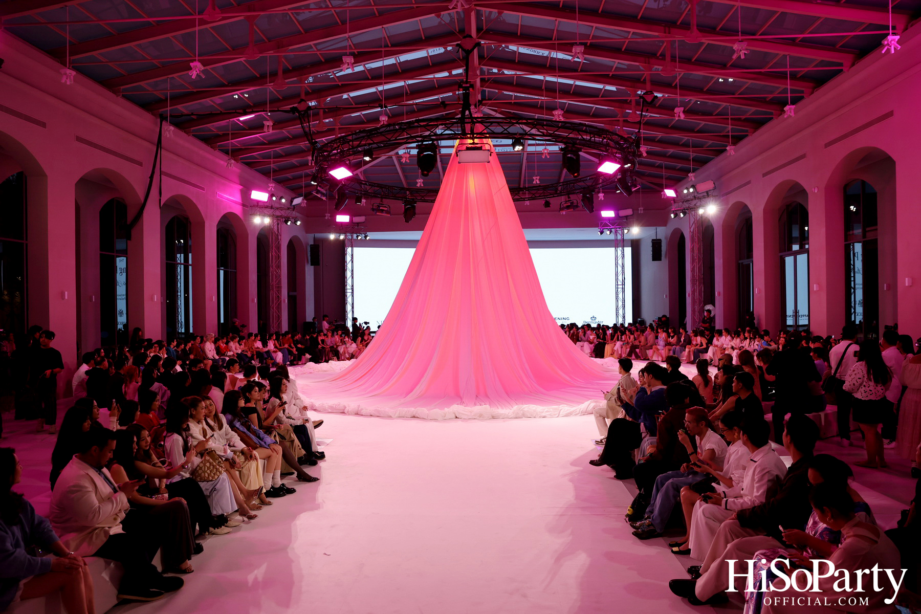 CHATO STUDIO THE DANCING PILLOW FASHION SHOW