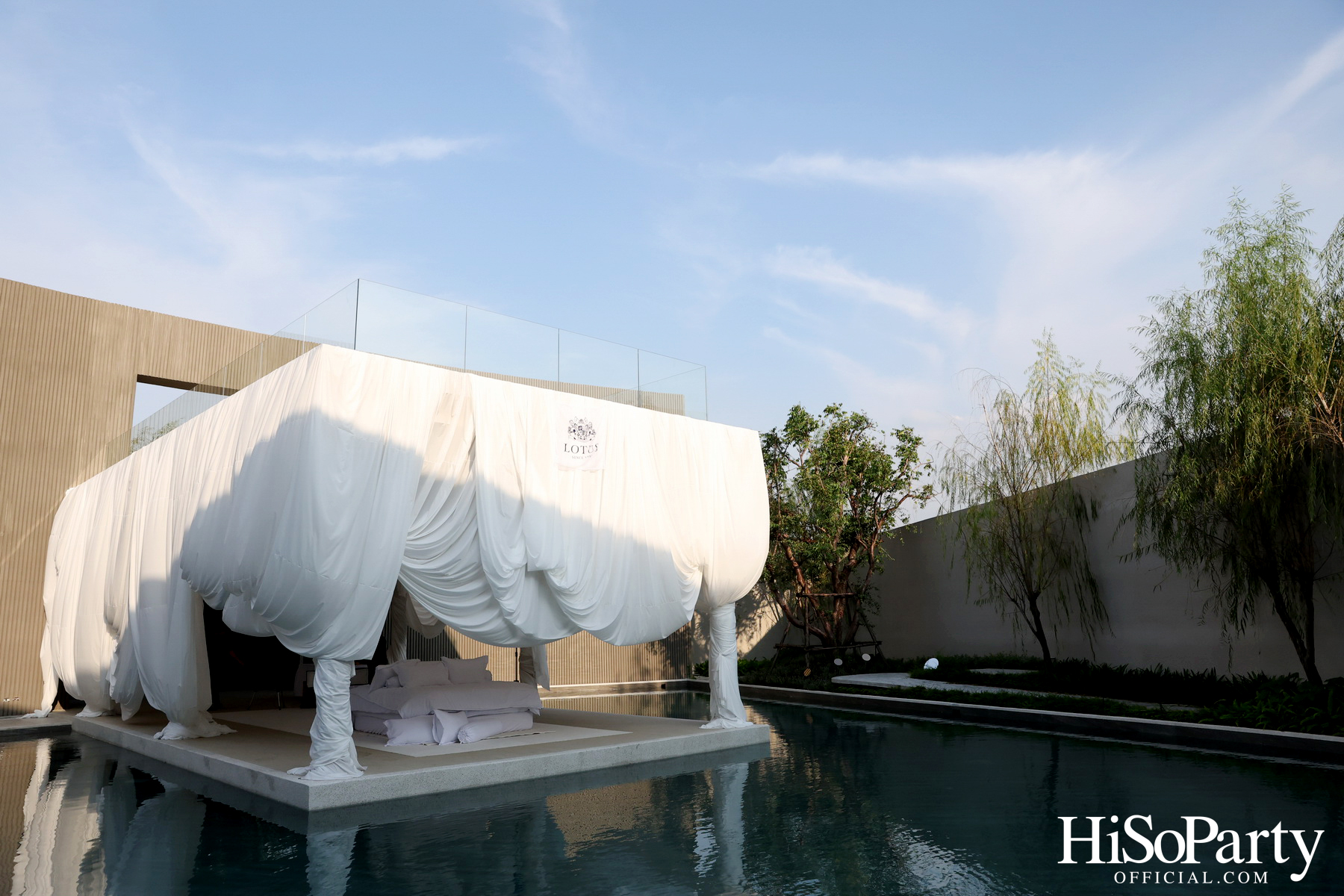 CHATO STUDIO THE DANCING PILLOW FASHION SHOW