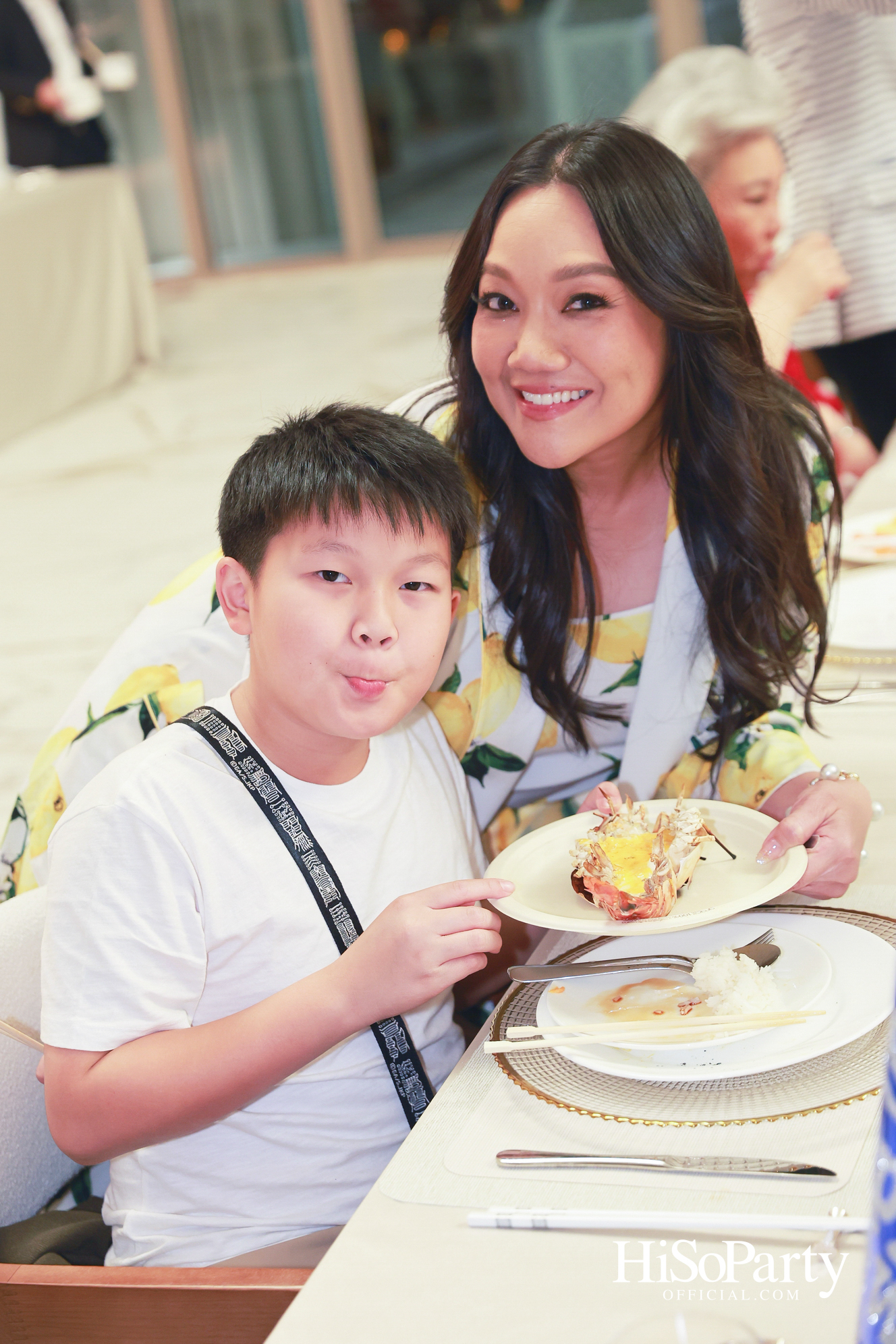 อุษณีย์ มหากิจศิริ ลีโอณีโอ เปิดบ้านจัดงานปาร์ตี้คริสต์มาส-ปีใหม่สุดอบอุ่น