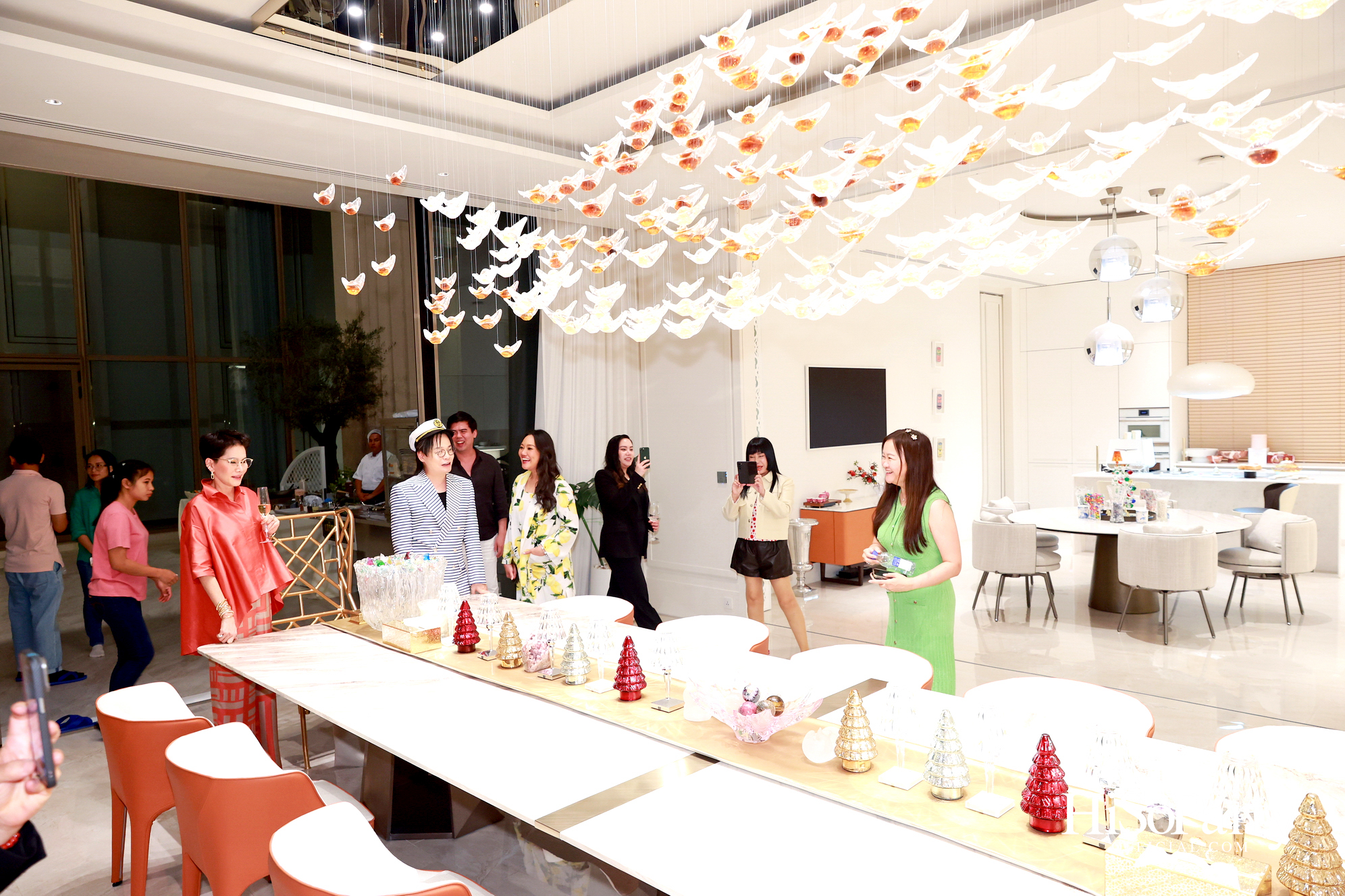 อุษณีย์ มหากิจศิริ ลีโอณีโอ เปิดบ้านจัดงานปาร์ตี้คริสต์มาส-ปีใหม่สุดอบอุ่น