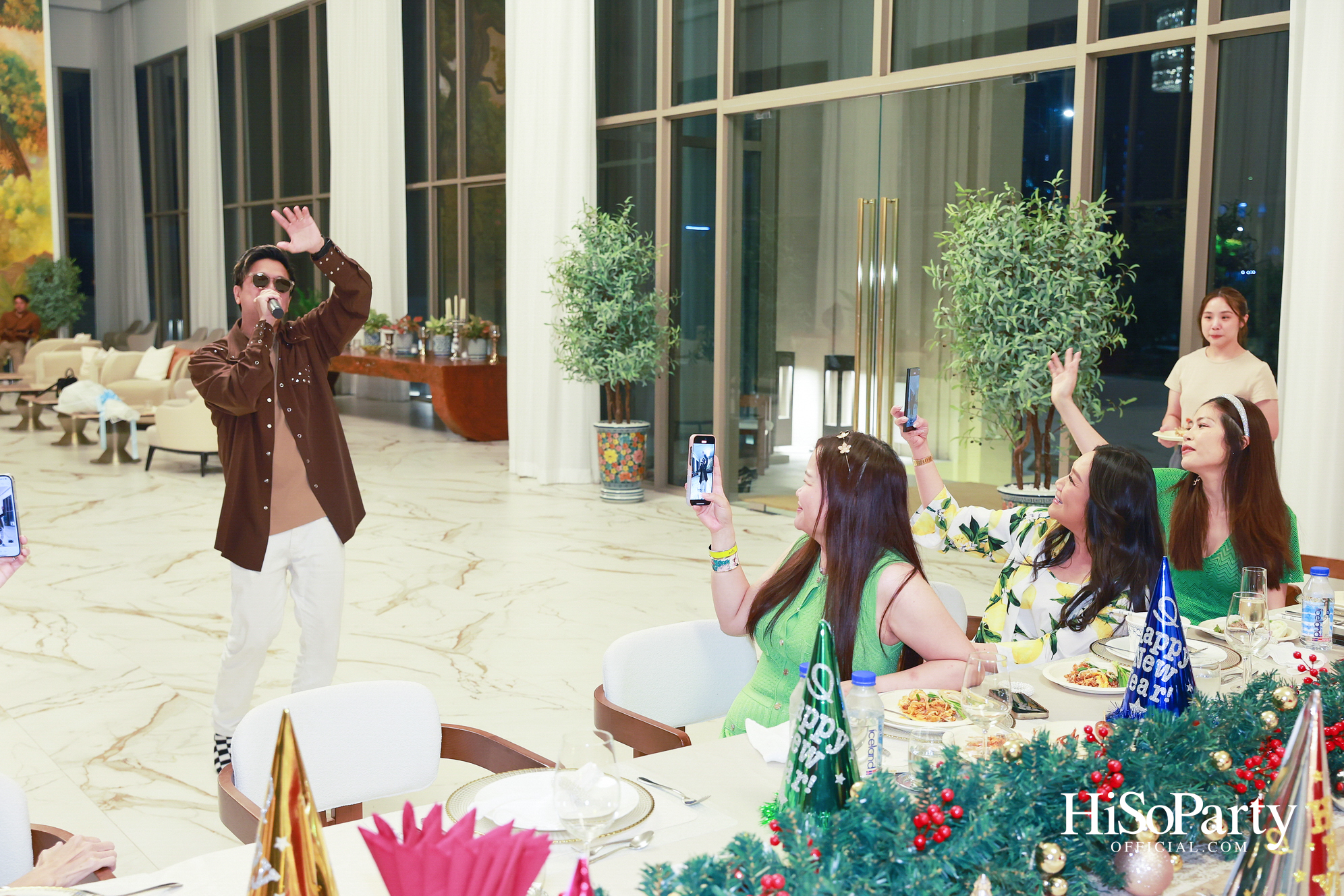 อุษณีย์ มหากิจศิริ ลีโอณีโอ เปิดบ้านจัดงานปาร์ตี้คริสต์มาส-ปีใหม่สุดอบอุ่น