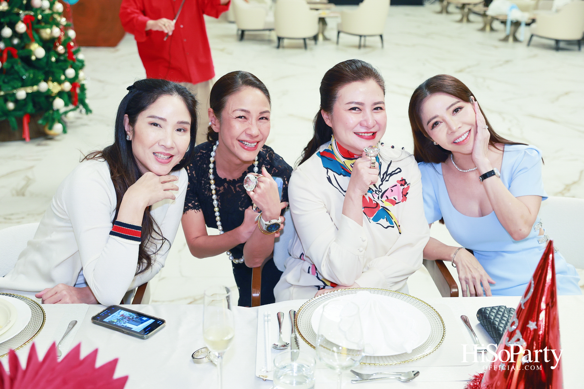 อุษณีย์ มหากิจศิริ ลีโอณีโอ เปิดบ้านจัดงานปาร์ตี้คริสต์มาส-ปีใหม่สุดอบอุ่น