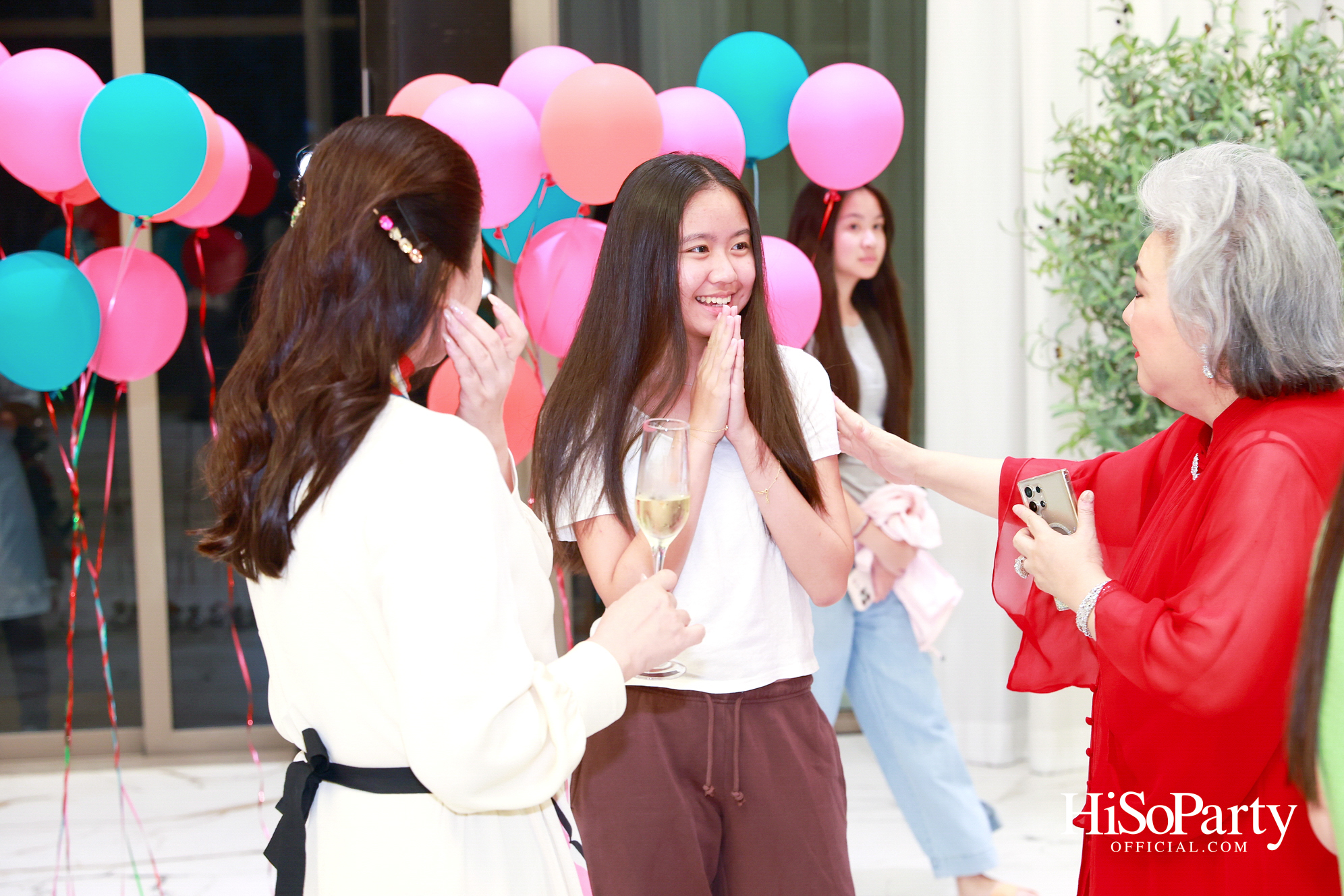 อุษณีย์ มหากิจศิริ ลีโอณีโอ เปิดบ้านจัดงานปาร์ตี้คริสต์มาส-ปีใหม่สุดอบอุ่น